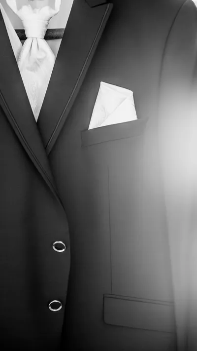 Braut zieht sich an - natürliche Hochzeitsfotografie