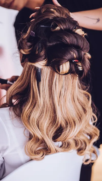 Brautkleid anziehen - emotionale Hochzeitsfotografie Stuttgart