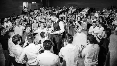 Tischdekoration und Stimmung auf der Hochzeitsfeier