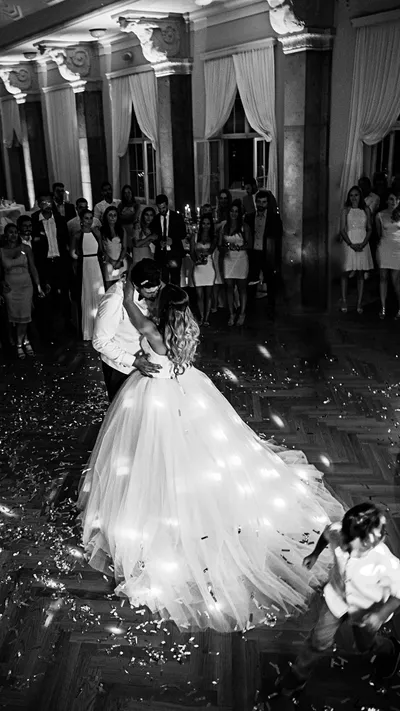 Brautpaar stößt an - Hochzeitsfeier Fotografie