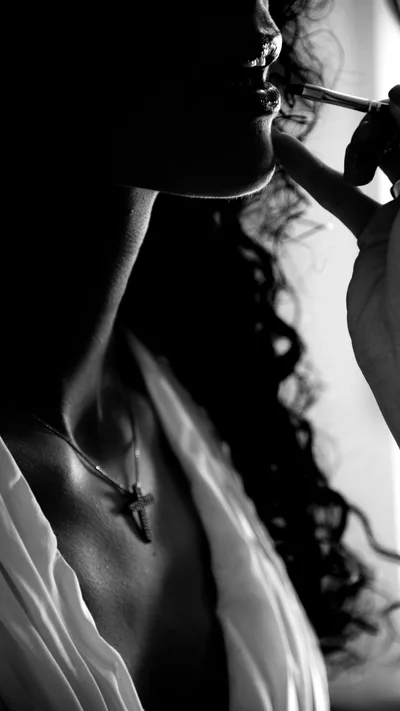 Braut bei den Hochzeitsvorbereitungen - Getting Ready Fotografie Stuttgart