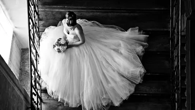 Brautpaar beim Hochzeitsshooting im Freien - Hochzeitsfotograf Stuttgart