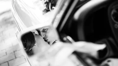 Brautpaar im Grünen - romantische Hochzeitsfotografie