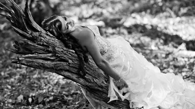 Brautpaar unter Bäumen - Hochzeitsfotograf Esslingen