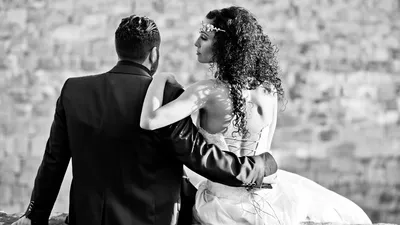 Brautpaar tanzt im Freien - Hochzeitsshooting