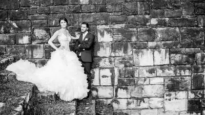 Brautpaar Spaziergang - natürliche Hochzeitsbilder