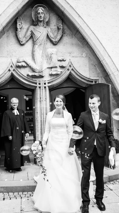 Erster Kuss als Ehepaar - Hochzeitsfotograf Esslingen