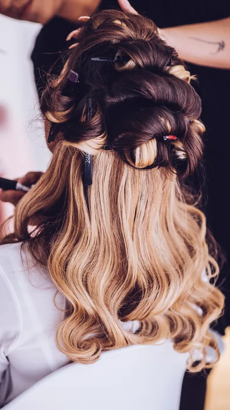 Blick in den Spiegel - Getting Ready Fotograf Esslingen